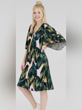 Tropical Leaf V-Neck Tunic Dress - Green & Pink PTP 25’ L 37’ size 2XL